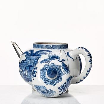 A large blue and white tea pot with cover, Qing dynasty, Kangxi (1662-1722).