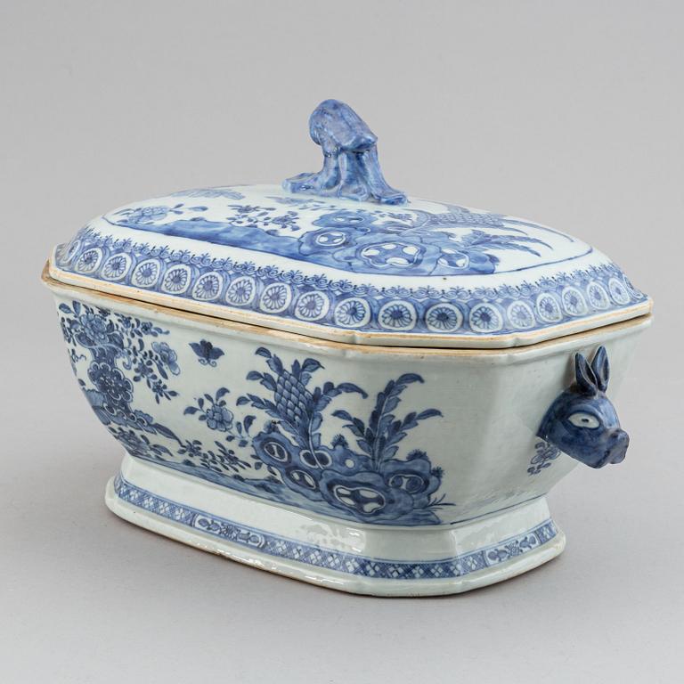 A blue and white tureen with cover, Qing dynasty, Qianlong (1736-95).