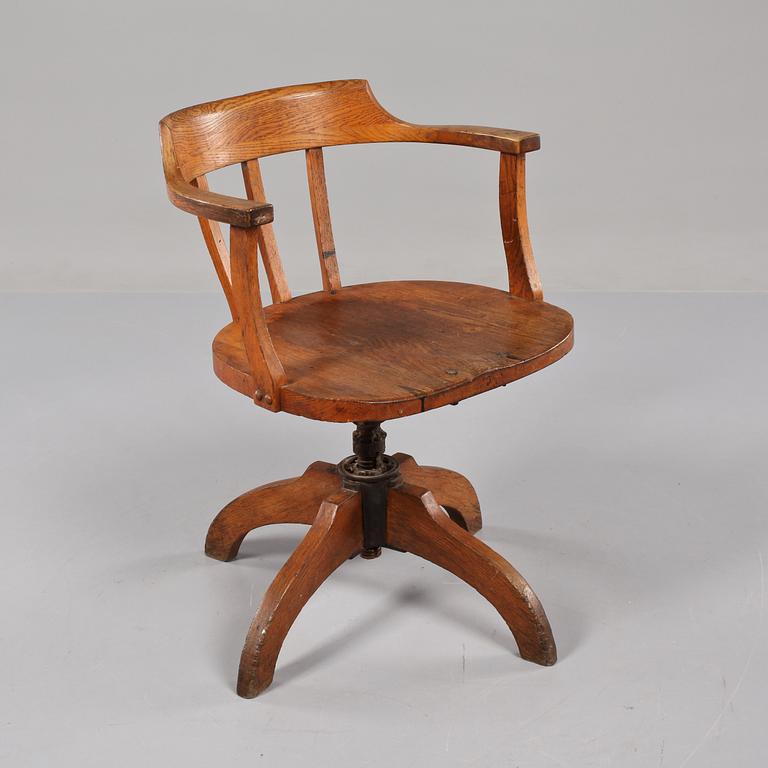 SKRIVBORDSSTOL, 1900-talets första hälft.