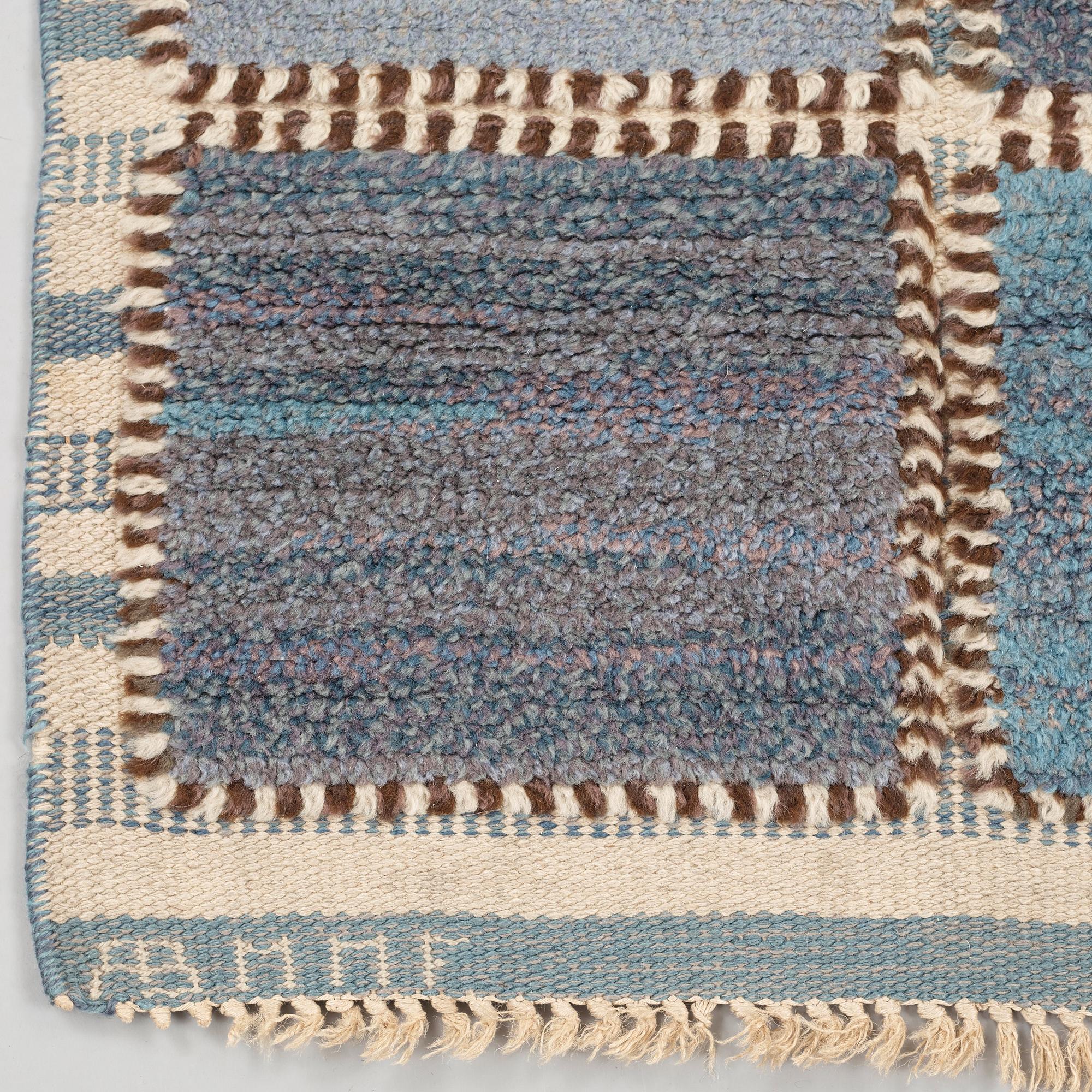 CARPET. "Gyllenrutan blå". Knotted pile in relief. 140 x 94 cm. Signed AB MMF BN.