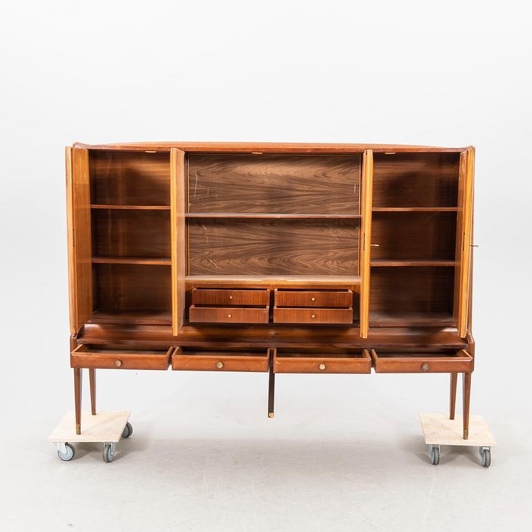 A 1950s Italien mahogany cabinet.