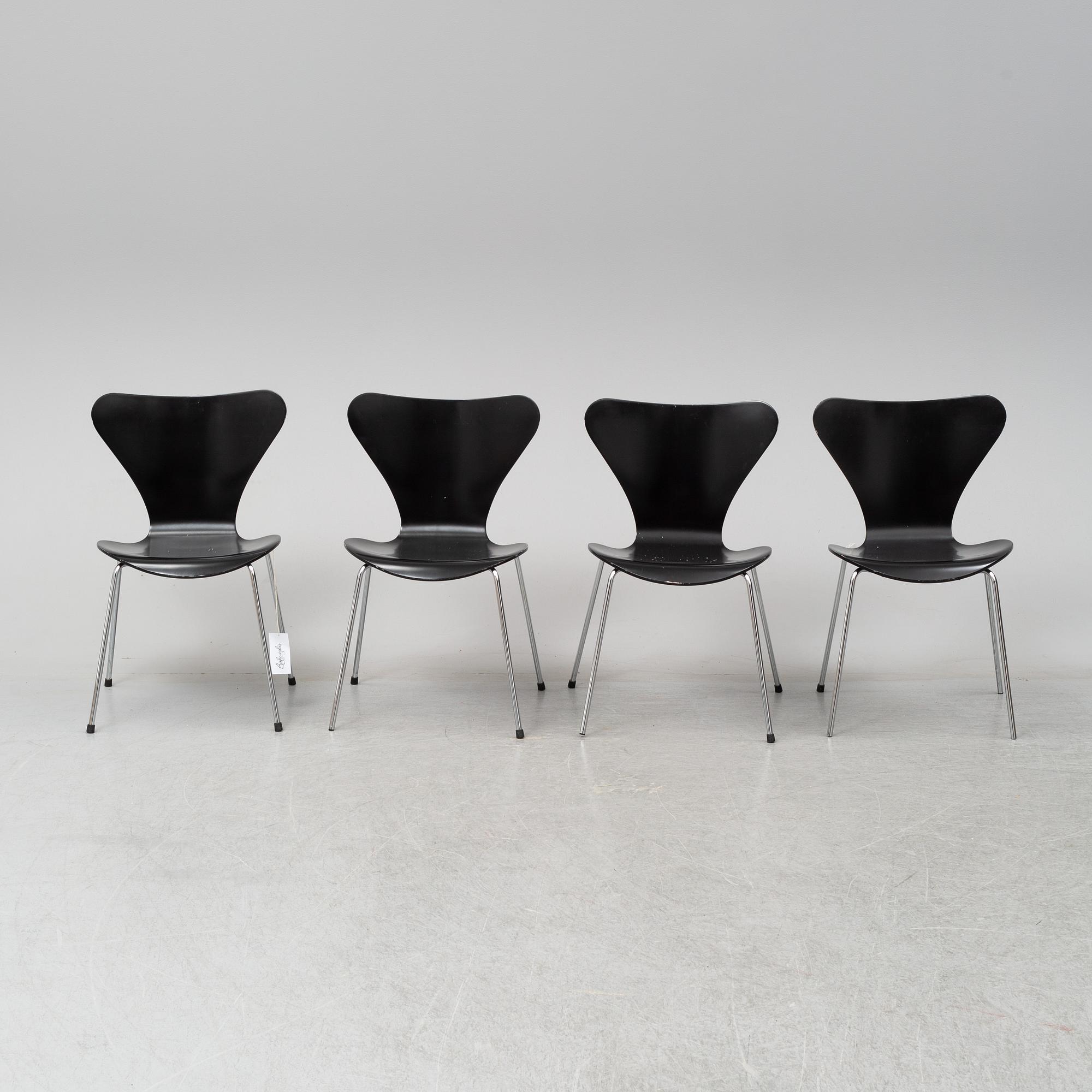Four 'serie 7 chairs' by Arne Jacobsen for Fritz Hansen.