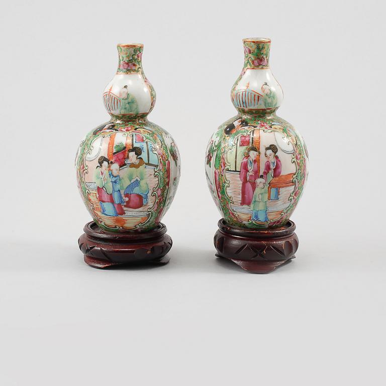VASER, ett par, porslin, Kina, 1800-talets slut.