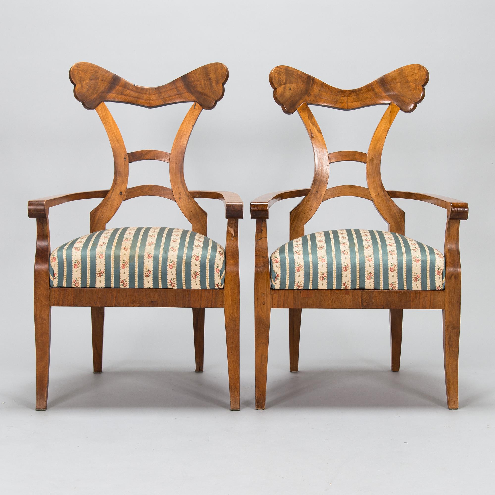 Karmstolar, biedermeier, ett par, 1820-1850.