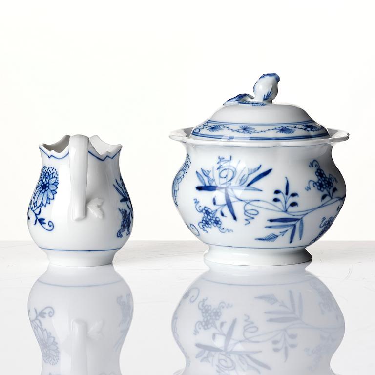 A coffeepot, sugarbowl, creamjug and a strainer, 'Zwiebelmuster', Meissen, Germany.