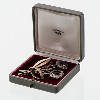 A BROOCH, facetted sapphires, old cut diamonds, 14K white gold.