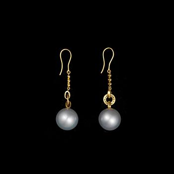 A PAIR OF EARRINGS, 18K gold, South Sea pearls, diamonds. Weight c. 8.9 g.