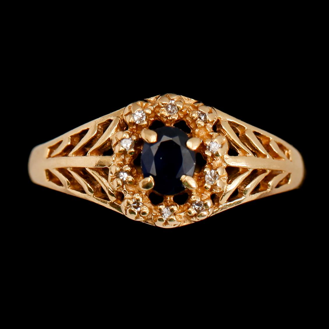 RING, 18 k guld med safir samt små briljanter ca 0.05 ct enligt gravyr. Vikt med stenar ca 3 g.