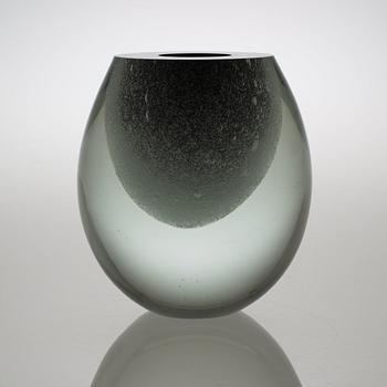 A Timo Sarpaneva 'Claritas' glass vase, Iittala, Finland 1990.