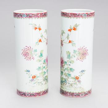 VASER, ett par, porslin, Kina, 1900-tal.