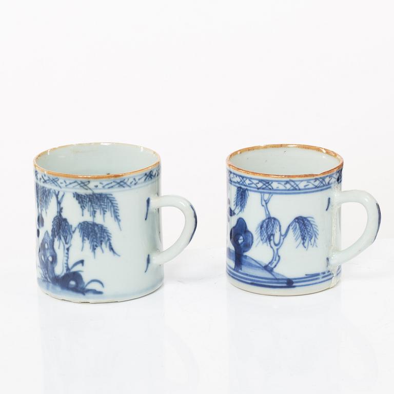 Krus, samt muggar två stycken, porslin. Qingdynastin, 1700-tal.