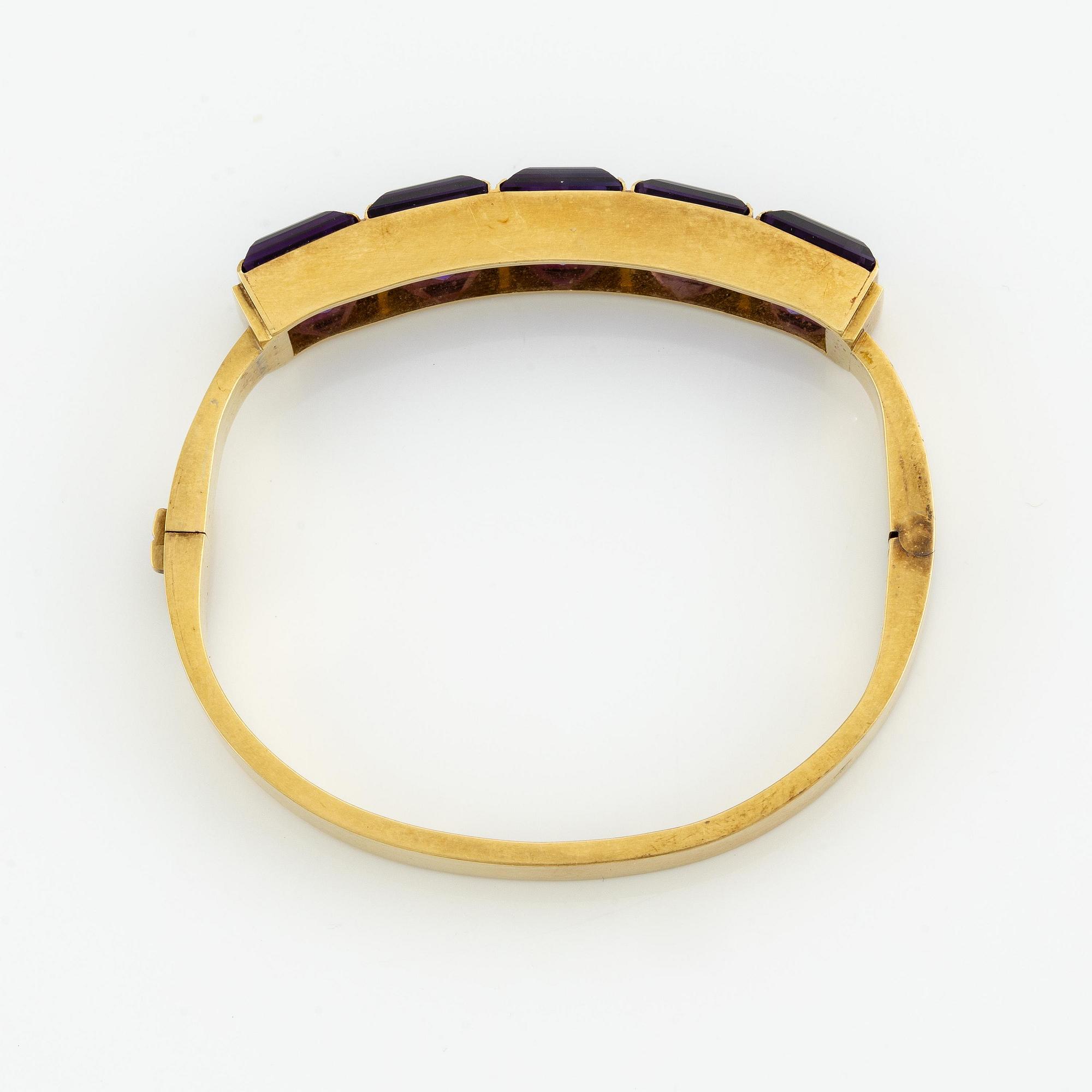 Wiwen Nilsson, a bracelet, 18K gold with step-cut amethysts, Lund 1972.