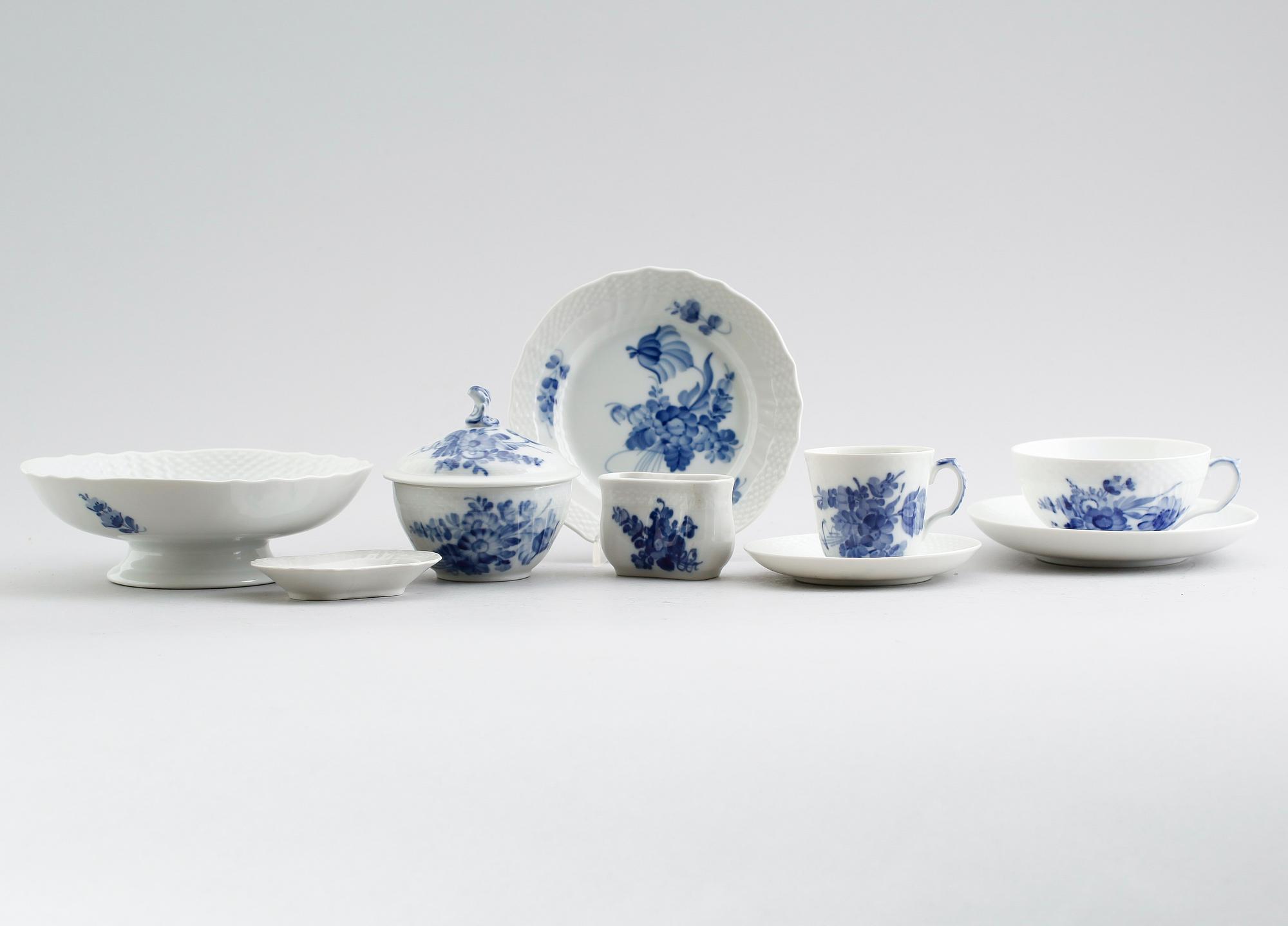 SERVISPORSLIN, 33 delar, porslin, "Blå blomst", Royal Copenhagen.