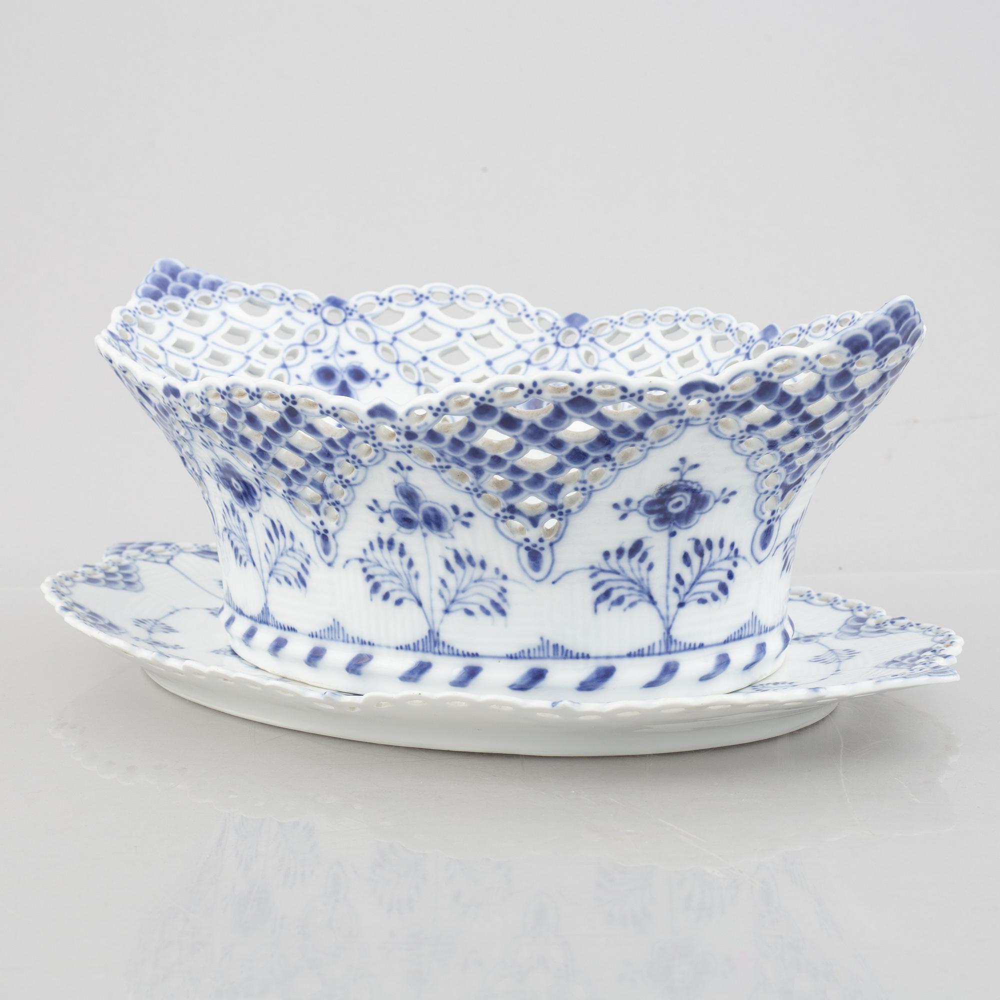 A 'Blue Fluted Full Lace' / 'Musselmalet' Fruit Bowl and Stand, Royal Copenhagen, model number 1059 and 1060, 1898-1923.