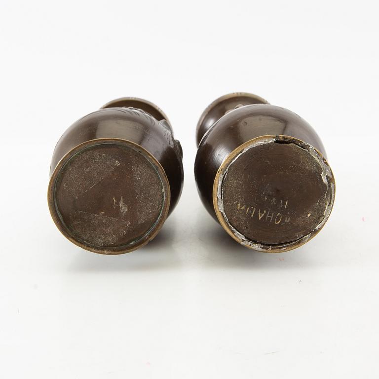 Vaser ett par Japan sent 1800-tal brons.