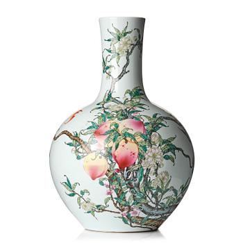1288. A large famille rose peach vase, China, 20th Century.