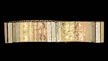 A tricoloured gold bracelet with flower motifs.