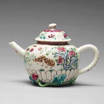 781. A famille rose tea pot with cover, Qing dynasty, 18th Century.