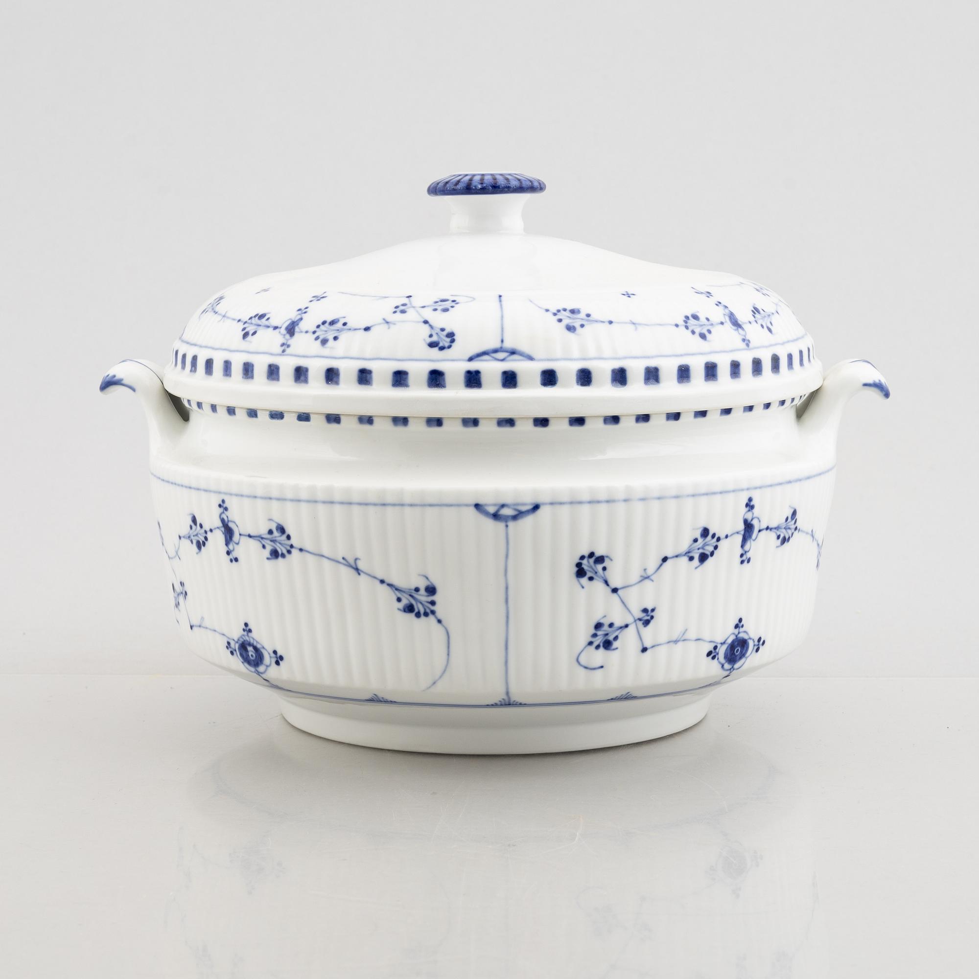 A 'Blue Fluted' / 'Musselmalet rifflet' porcelain tureen with cover, Royal Copenhagen, early model, 19th century.
