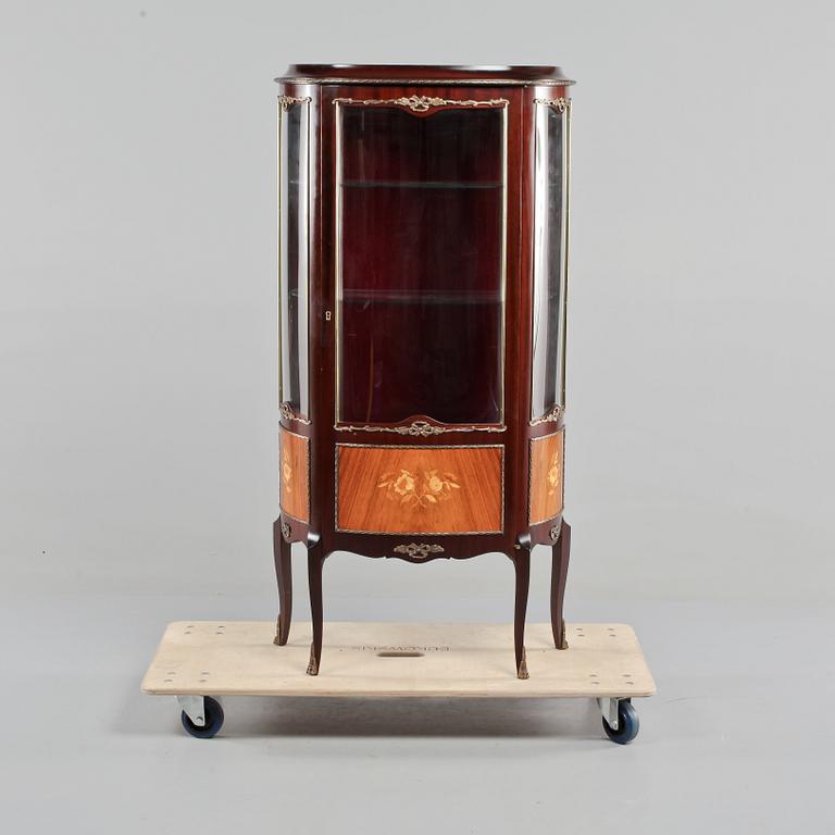 VITRINSKÅP, omkring 1900-talets mitt.