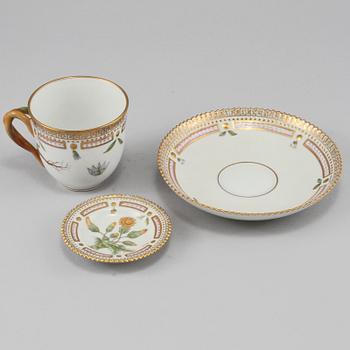 KAFFEKOPP med FAT och ASKKOPP, 3 delar, porslin, "Flora Danica", Royal Copenhagen, 1900-talets andra hälft.