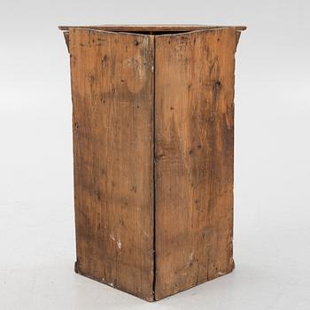 A Swedish traditional painted corner cabinet, Dalarna, 18th-/19th century.