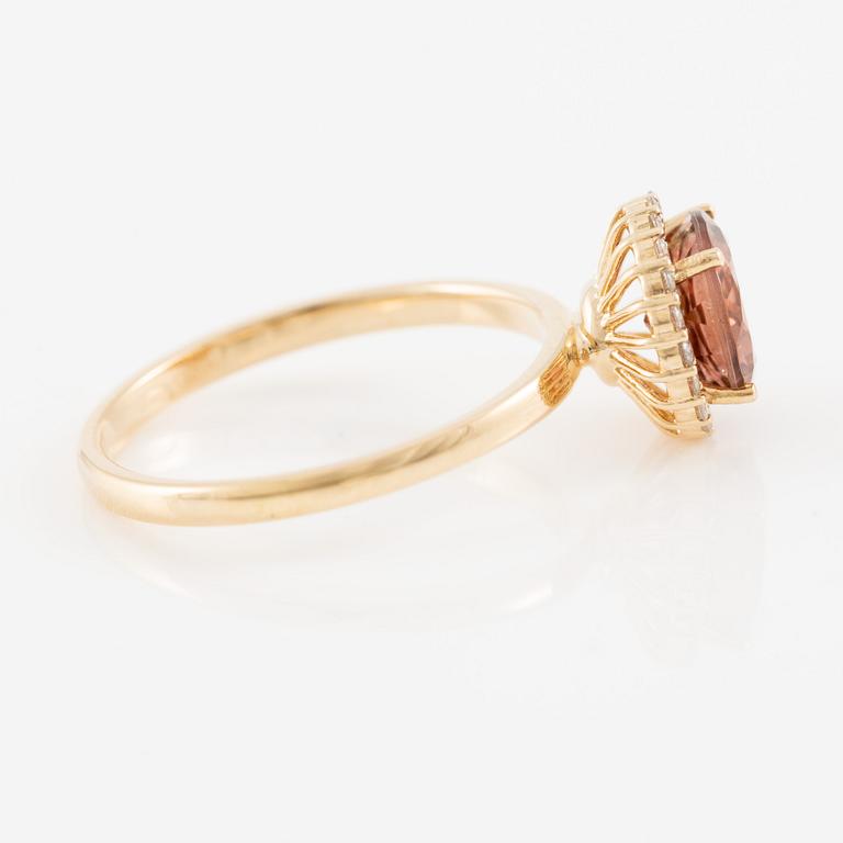 Ring in 14K gold with tourmaline and brilliant-cut diamonds.