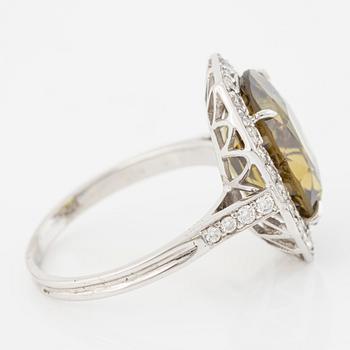 Ring, cocktail ring 18K white gold with chrysoberyl and brilliant-cut diamonds.