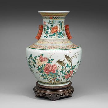 302. A large enamelled vase, Qing dynasty with Guangxus mark and period (1875-1908).