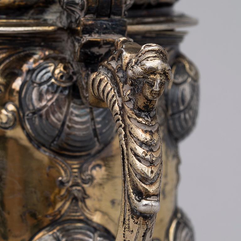 HOPEINEN TUOPPI, Nürnberg noin 1660-luvulta, tuntematon kultaseppä, paino  679 g.