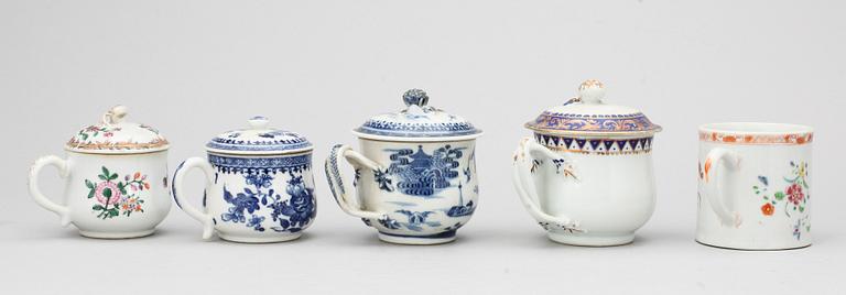 CREMEKOPPAR med LOCK, fyra stycken samt MUGG, kompaniporslin. Qing dynastin, Qianlong (1736-95).