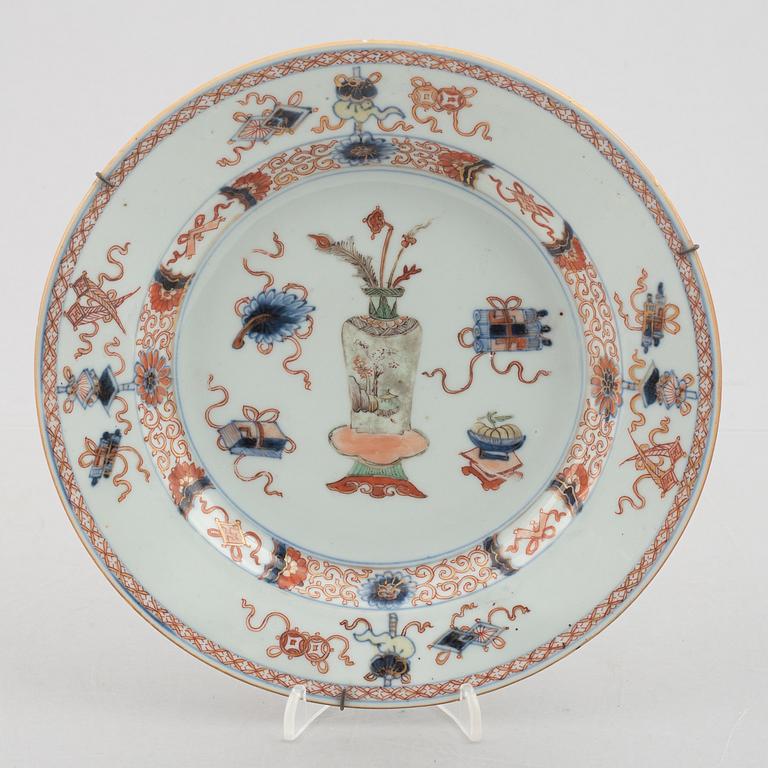 An imari verte 'antiques' plate, Qing dynasty, early 18th century.