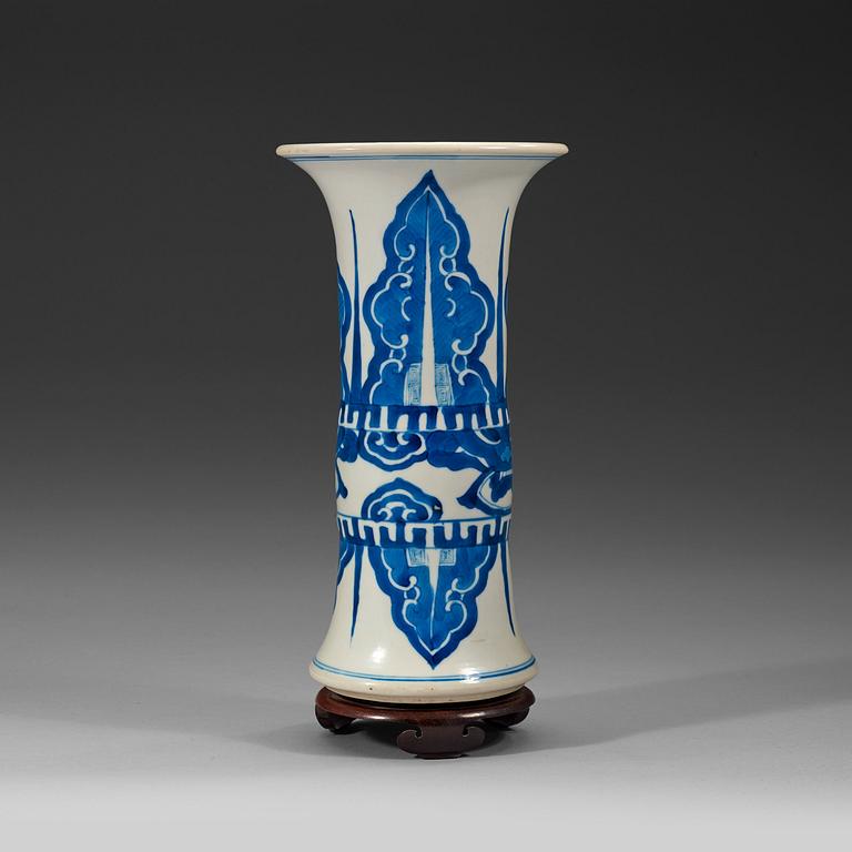 A blue and white vase, Qing dynasty, Kangxi (1662-1722).