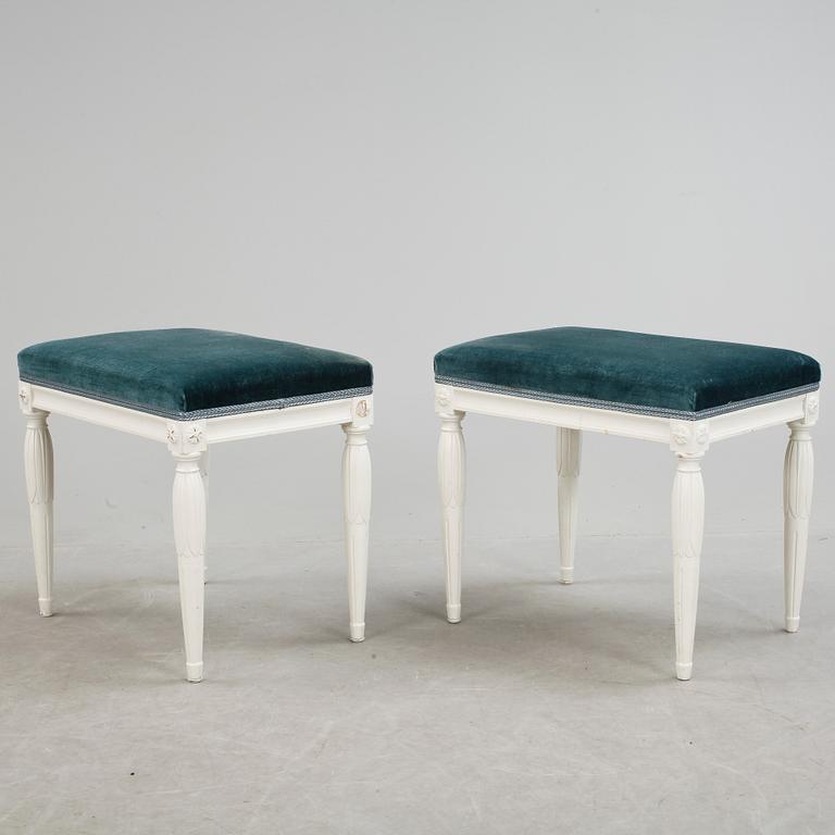 TABURETTER, ett par, gustaviansk stil, modern tillverkning.