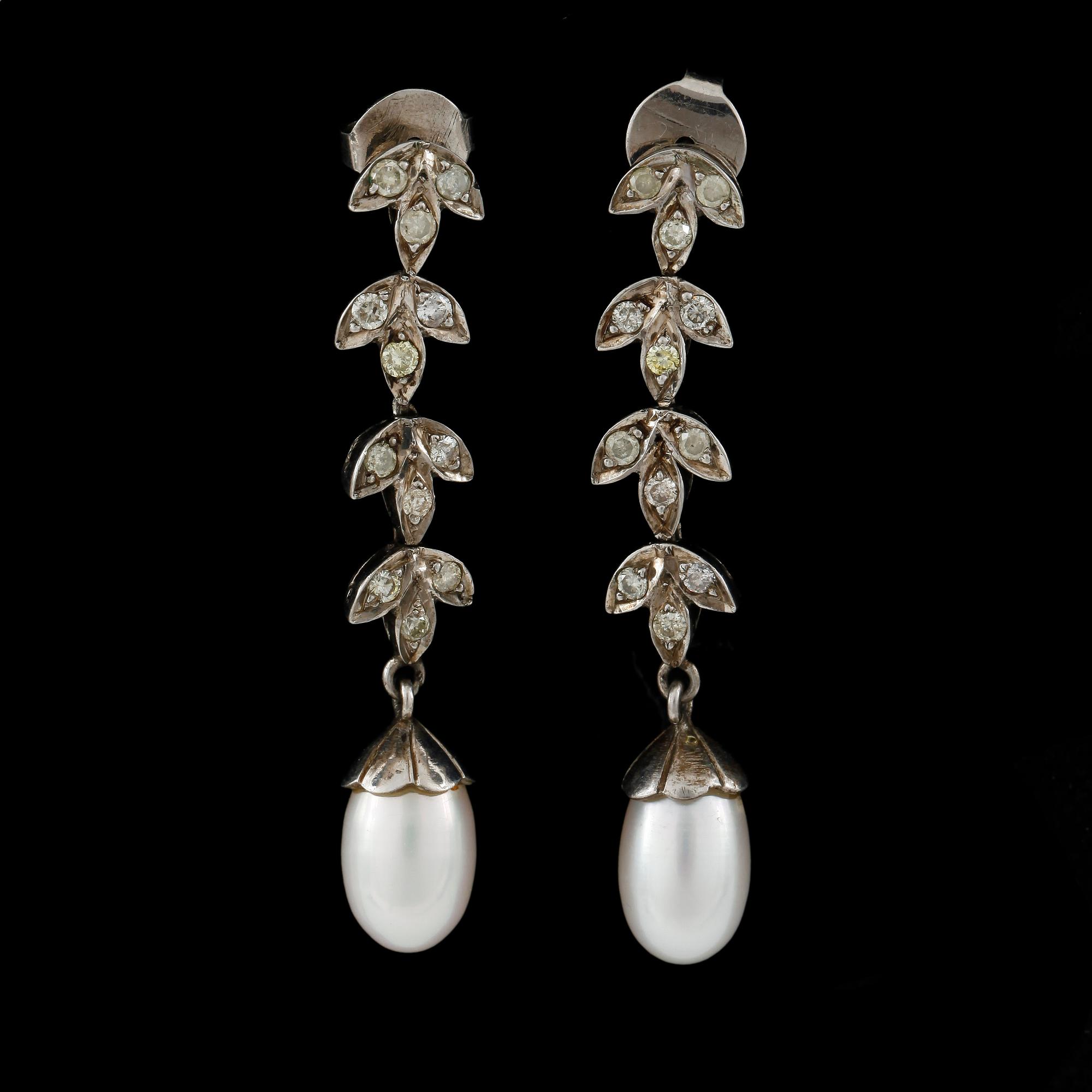 ÖRHÄNGEN, ett par, silver med briljantslipade diamanter tot ca0,72ct och sötvattenspärlor. 1900-talets slut.