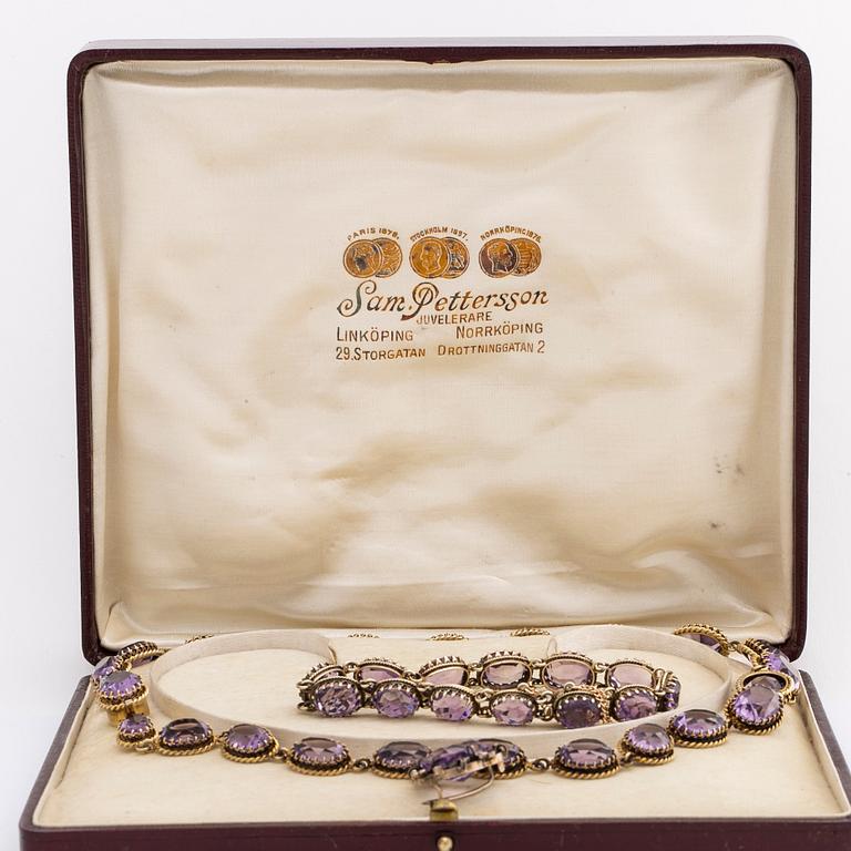 GARNITYR, förgyllt silver med ametister o orientalpärlor, collier, armband och brosch.