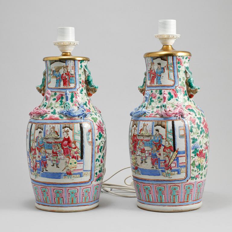 BORDSLAMPOR, ett par, porslin, Kina, 1800/1900-tal.