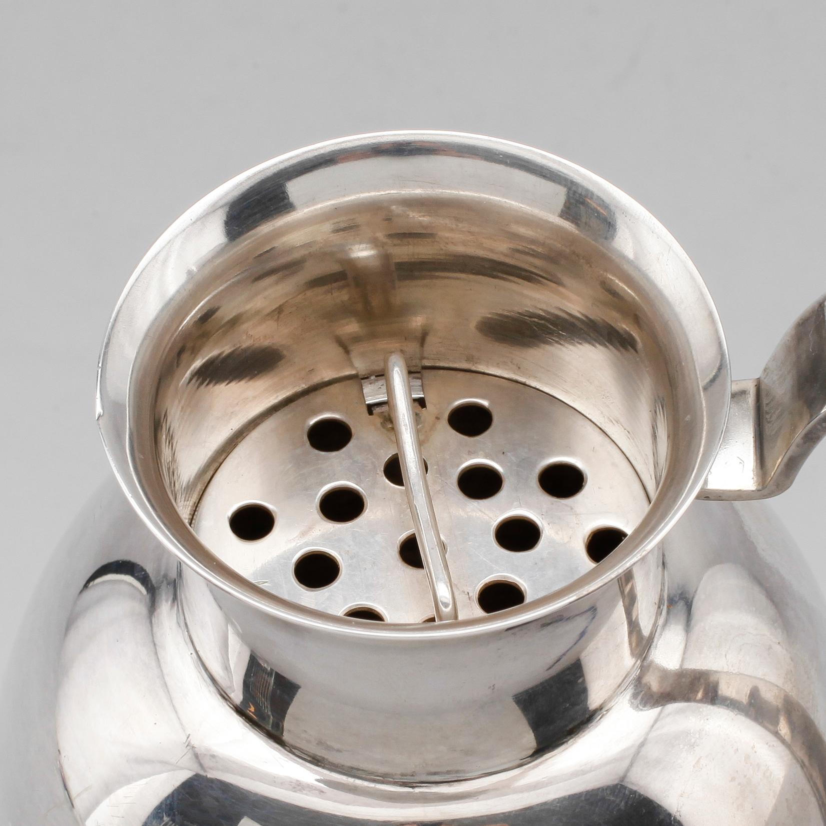 COCKTAILSHAKER, silver, C G Hallberg, Stockholm 1938. Vikt ca 417 gram.