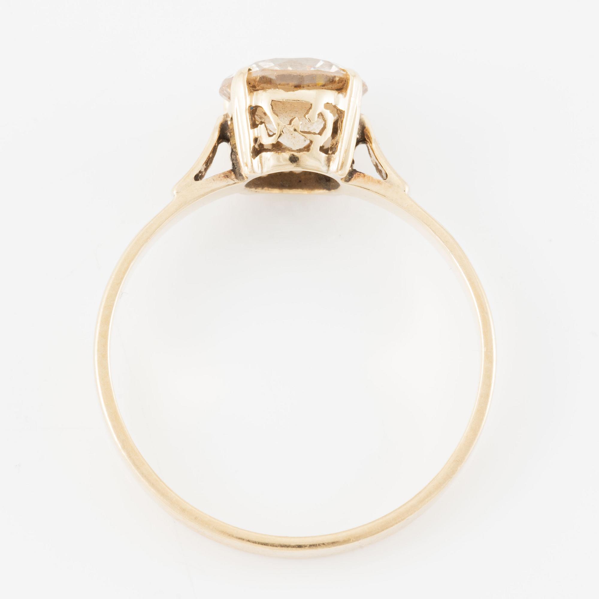 Ring, 18K gold with yellow-toned synthetic stone.