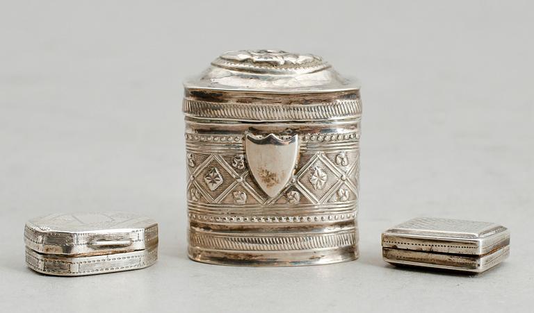 DOSOR, 3 st, silver, 1800-tal. Vikt ca 31 g.