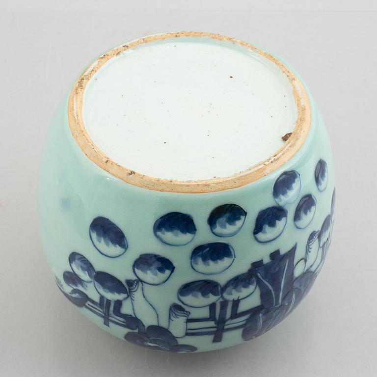 A porcelain pot, China, Qingdynasty, 19th century.