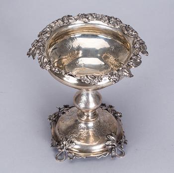 KONFEKTSKÅL PÅ FOT, silver, Petter Wigren, Malmö, 1855. Vikt ca 516 g.