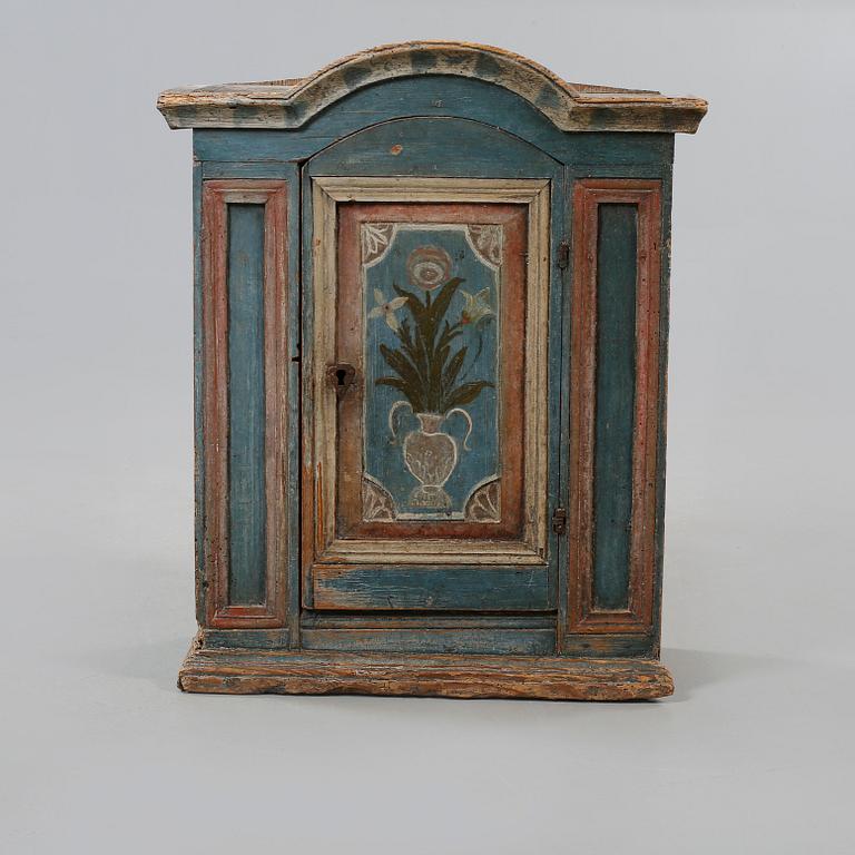 HÄNGSKÅP, sent 1700/ tidigt 1800-tal.