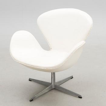 ARNE JACOBSEN, "Swan-tuoli", Fritz Hansen, Tanska 1969.