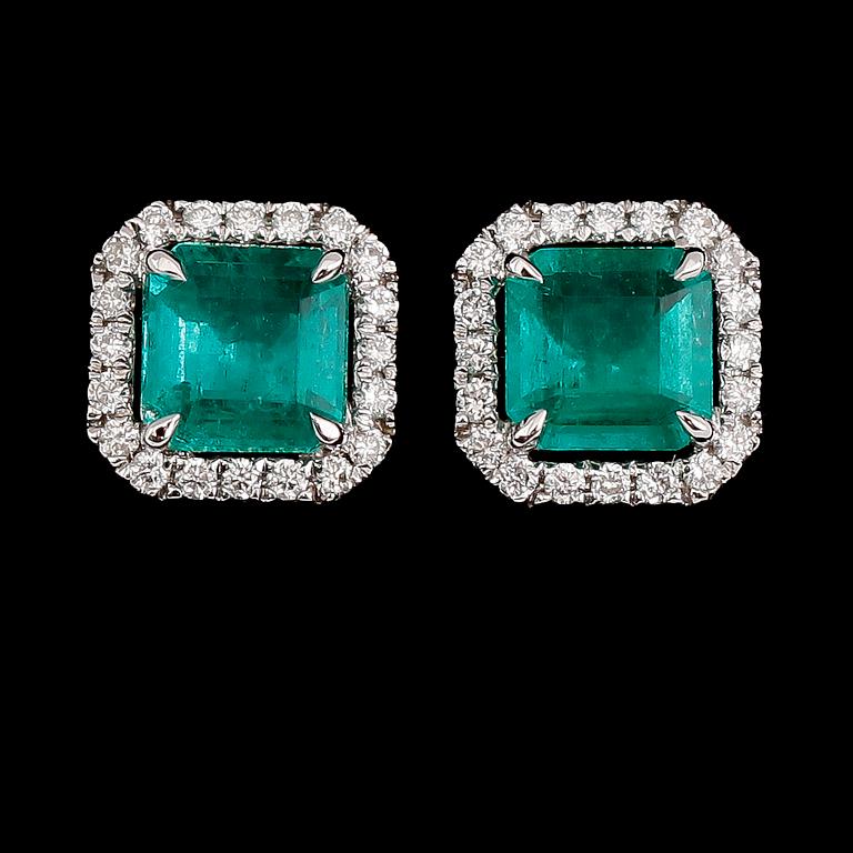 ÖRHÄNGEN, 1 par, 18 k vitguld, smaragder tot ca 1.10 ct, briljantslipade diamanter tot ca 0.20 ct.