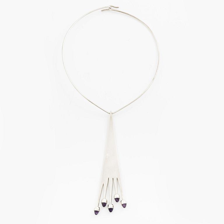 Anni & Bent Knudsen, collier, silver med cabochonslipade ametister, Danmark ca 1960-tal.