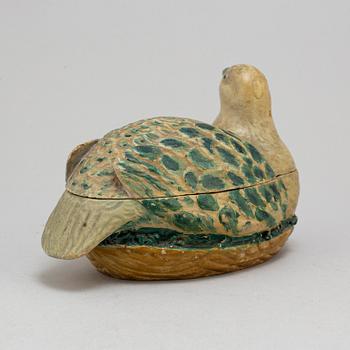 A butter ceramic hen, circa 1900.