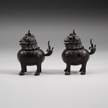 A pair of censers in the shape of buddhist lions, Qing dynasty, 19th Century.