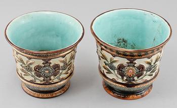 YTTERFODER, 2 st snarlika, majolika, Rörstrand, omkring 1900.