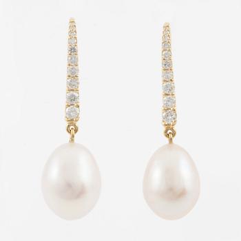 Earrings in 18K gold with pearls and brilliant-cut diamonds.